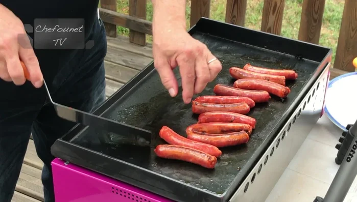 Prepara las tostadas de pan. Puedes tostarlas previamente en una tostadora o sartén.