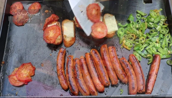 Una vez listas las chistorras, las ponemos sobre el pan.