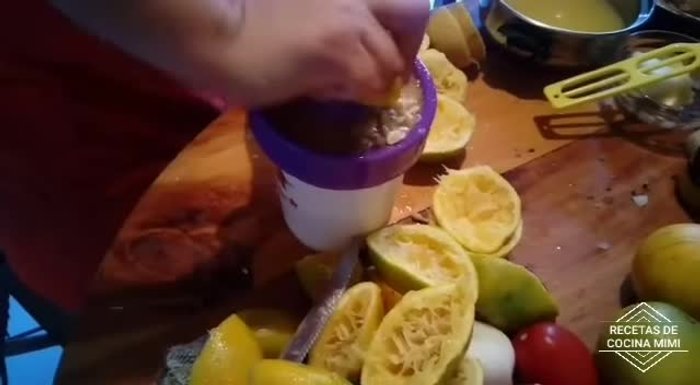 Extraer un litro de jugo natural de naranja.