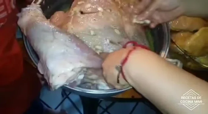 Introducir la ciruela pasa, la tocineta y las almendras fileteadas en los orificios hechos por el carnicero.