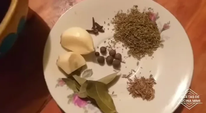 Una vez hervidos los chiles, apagar el fuego y reservar el agua.