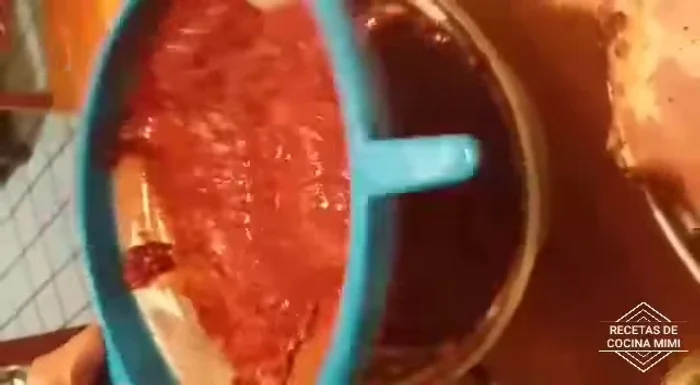 Hornear a 1 hora por cada kilogramo de carne (aproximadamente 8 horas para una pierna de 8 kg).