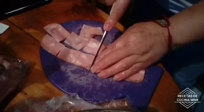 Cortar la tocineta en trozos grandes.