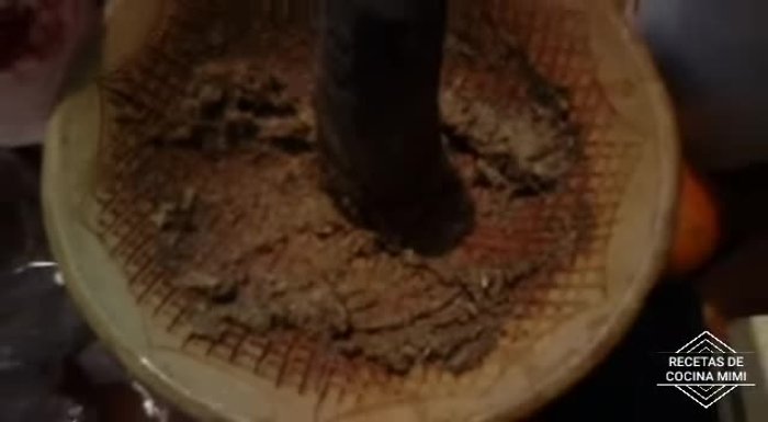 Moler seis ajos, ocho pimientas y sal en un molcajete.