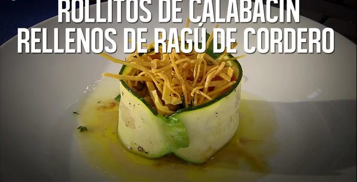 Trocea el cordero, sazona y dóralo en una sartén con aceite.