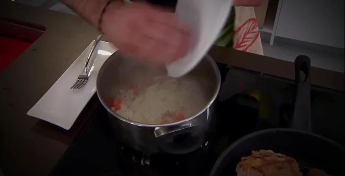 En una cazuela, vierte un chorro de aceite y añade las verduras picadas. Incorpora romero y azafrán.