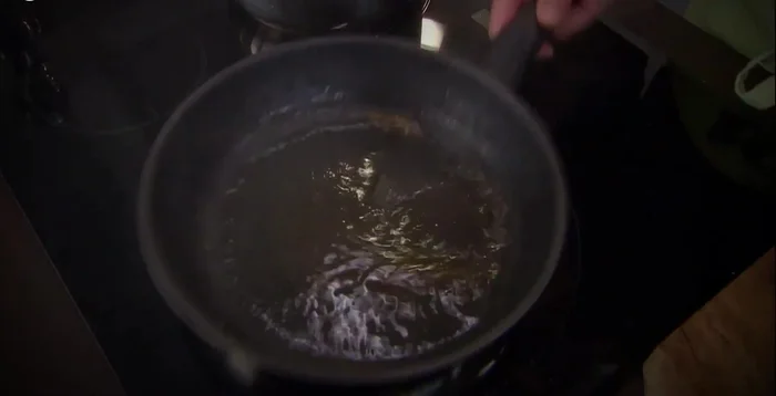Añade el cordero dorado a la cazuela. Desglasa la sartén donde se doró el cordero con un vaso de vino y viértelo a la cazuela.