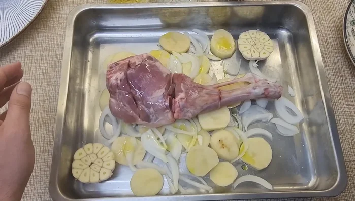 Salpimentar la paletilla de cordero por ambos lados.
