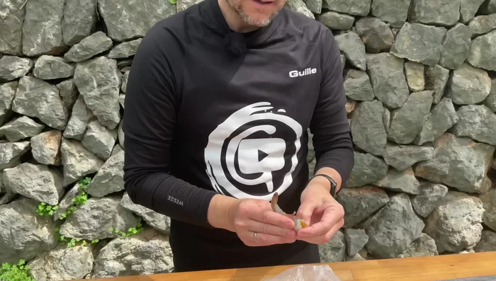 Pelar y limpiar los langostinos: Pelar los langostinos, reservando las cabezas para el caldo (218.68). Quitar la vena intestinal (236.239).