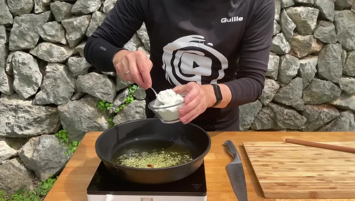 Agregar la harina: Incorporar la harina al sofrito y cocinarla brevemente (299.039).