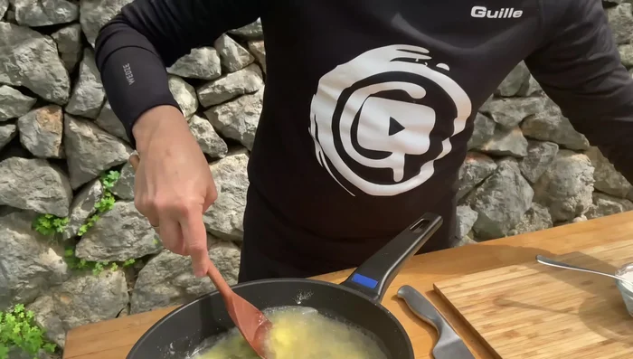 Incorporar el caldo: Verter el caldo de pescado y remover para evitar grumos (314.4).