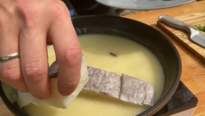 Cocer el bacalao: Añadir el bacalao a la salsa y cocinar durante aproximadamente 2 minutos por cada lado (379.16).