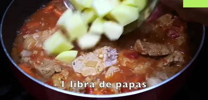 Agregar las papas y el resto del agua (½ taza). Tapar y cocinar por 10 minutos más a fuego medio-alto, verificando la cocción de las papas.