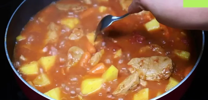 Verificar que la carne esté bien cocida y las papas al dente. Servir.