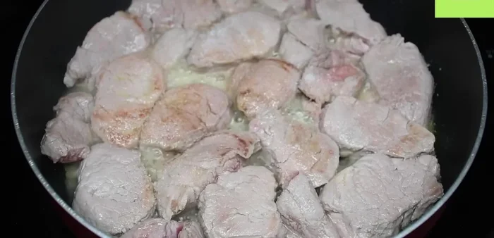 Una vez sellada, agregar la sal, el ajo y la cebolla. Cocinar hasta que las verduras estén blandas.