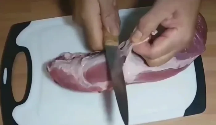 Limpiar y quitar los restos de grasa del solomillo con un cuchillo. Lavar y secar con papel de cocina.