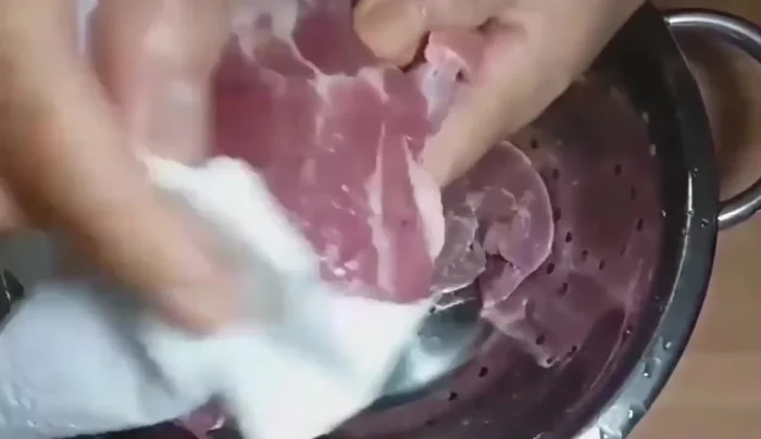Cortar el solomillo en trozos de 3 cm aproximadamente. Salpimentar y masajear para que penetren los condimentos.