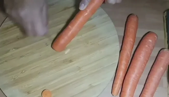 Limpiar y cortar las zanahorias en trozos pequeños (aprox. 3 cm). Se pueden tornear para un mejor aspecto.