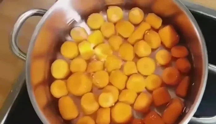 En una cacerola, cocinar las zanahorias con agua, ralladura de limón, zumo de limón, caldo de pollo desmenuzado, azúcar y mantequilla derretida. Cocer a fuego suave hasta que estén listas.