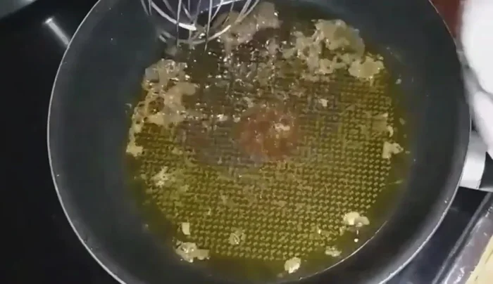 Retirar las hojas de laurel. Agregar la nata a la sartén y remover con una varilla hasta obtener una salsa cremosa y uniforme.