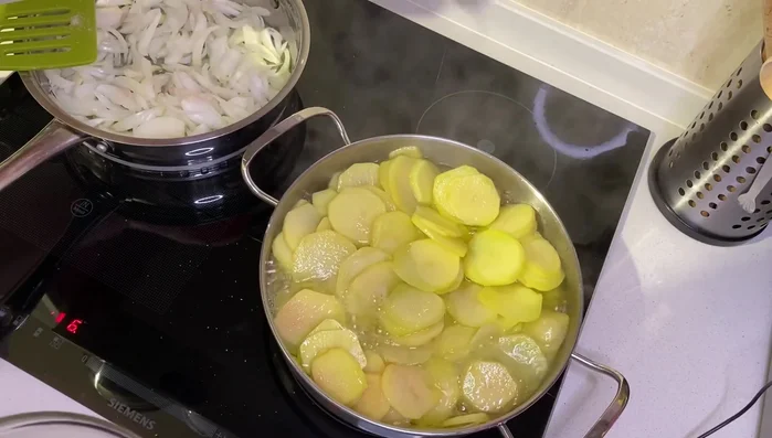 En la otra sartén, sofreír la cebolla con un poco de sal hasta que esté bien frita.