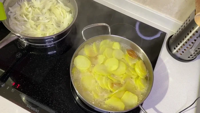 En la misma sartén de las patatas, freír la chistorra.