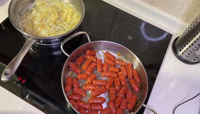 Retirar las patatas y la chistorra de las sartenes.