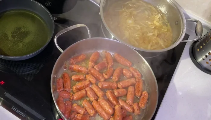 Freír los huevos individualmente en una sartén con aceite caliente.