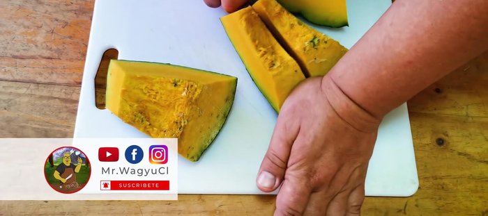 Preparación del zapallo: Cortar el zapallo en trozos delgados y retirar las partes verdes. Colocar en una lata y hornear a 180°C durante 40-45 minutos.