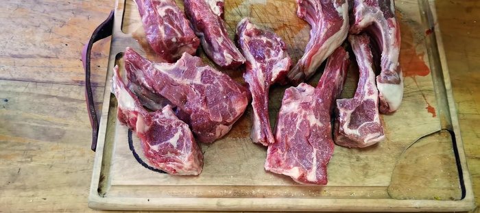 Preparación del cordero: Sazonar las chuletas de cordero con sal, pimienta, romero y tomillo. Sellar en una sartén con mantequilla hasta que estén doradas por ambos lados.