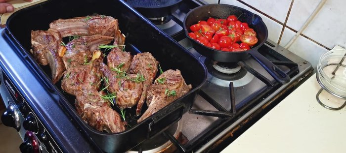 Cocción del cordero: Una vez selladas, llevar las chuletas al horno durante 10-15 minutos para finalizar la cocción.