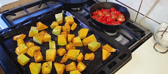 Preparación del puré de zapallo: Una vez cocido el zapallo, retirar del horno, machacarlo hasta obtener un puré y añadir mantequilla, sal, pimienta y ajo a gusto.
