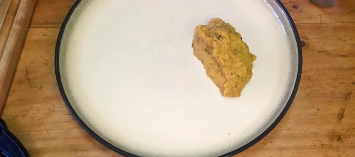 Armado del plato: Servir las chuletas de cordero sobre una cama de puré de zapallo, acompañadas de los tomates cherry salteados y la salsa de vino tinto.