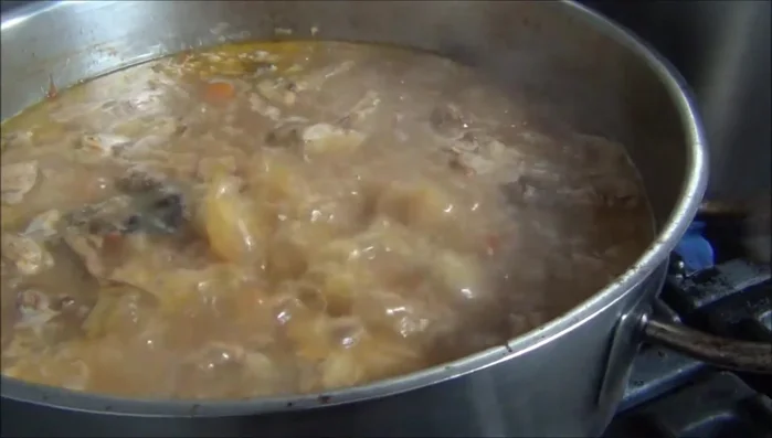 Reducir los jugos del cordero a fuego lento durante la noche para obtener una salsa espesa. (253.319)