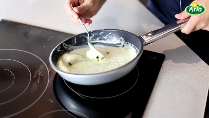 Añadir los raviolis a la salsa y retirar del fuego.