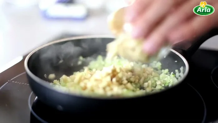 Añadir las verduras (excepto el tomate) a la sartén.