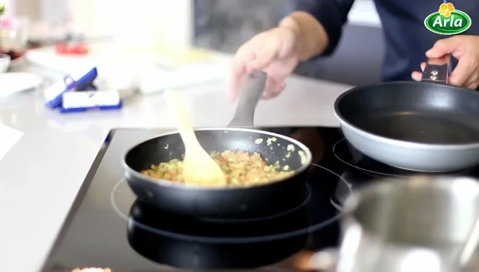Preparar la salsa: añadir nata y cava, dejar reducir.