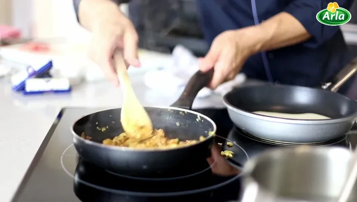 Añadir las cabecitas de carabineros a la salsa para dar sabor.