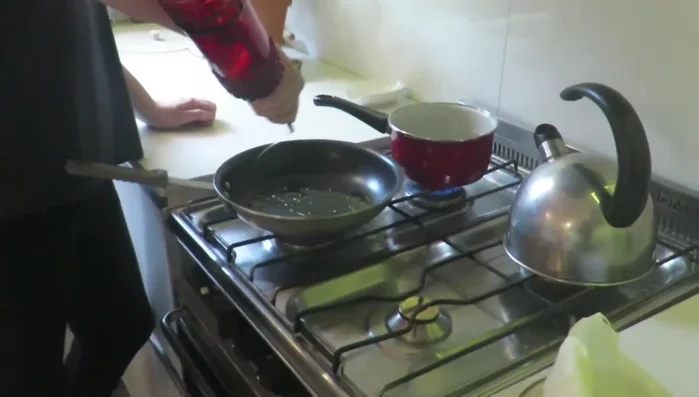 Escurrir los chicharrones en papel absorbente.