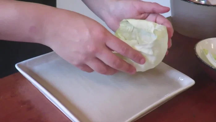 Armar los wraps: colocar la ensalada en una tortilla, agregar los langostinos fritos y los chicharrones de choclo.