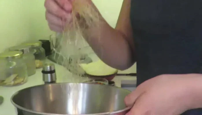 Preparar los chicharrones de choclo: freírlos en aceite caliente hasta que estén dorados.