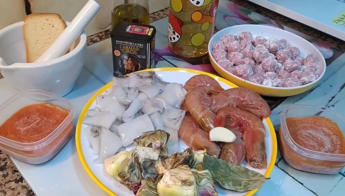 Preparar el sofrito (ya hecho en este caso). Si no lo tienes, sofreír cebolla, tomate, pimiento y ajo hasta que esté listo. Triturar y reservar.