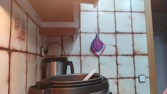 Añadir las alcachofas, los guisantes y las gambas a la olla.