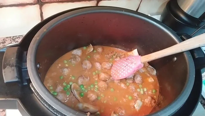 Añadir las albóndigas a la olla. Remover y añadir agua con caldo concentrado (sustituyendo la sal).