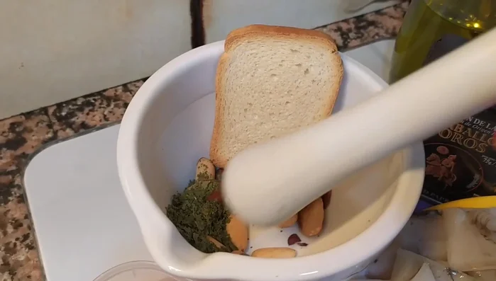 Preparar la picada: tostar almendras ligeramente y moler junto con perejil seco y ajo.