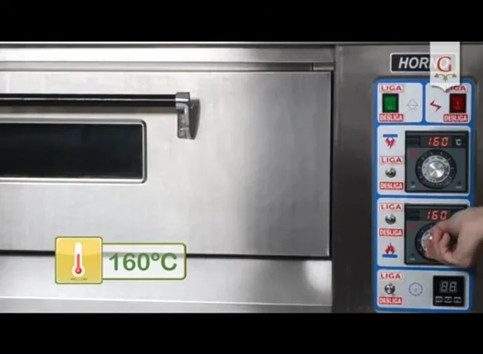 Preparación del pescado: Precalentar el horno a 160 grados centígrados. Para hacer una tapa, cortar un cuadrado de papel mantequilla y doblarlo por la mitad, nuevamente para obtener la forma de un cuadrado. Unir las puntas y repetir el proceso hasta alcanzar los 2 centímetros de grosor. Medir el radio del sector y cortar el papel dejando un par de centímetros de excedente. Abrir el papel, que tendrá la forma de un círculo.