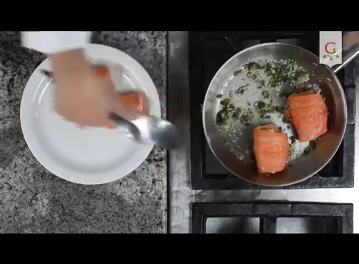 Disponer los rollos de pescado sobre la preparación de la sartén con el doblez por abajo. Agregar el fondo y el vino blanco. Sazonar con un poco de sal. Cubrir con la tapa de papel mantequilla y llevar al horno.
