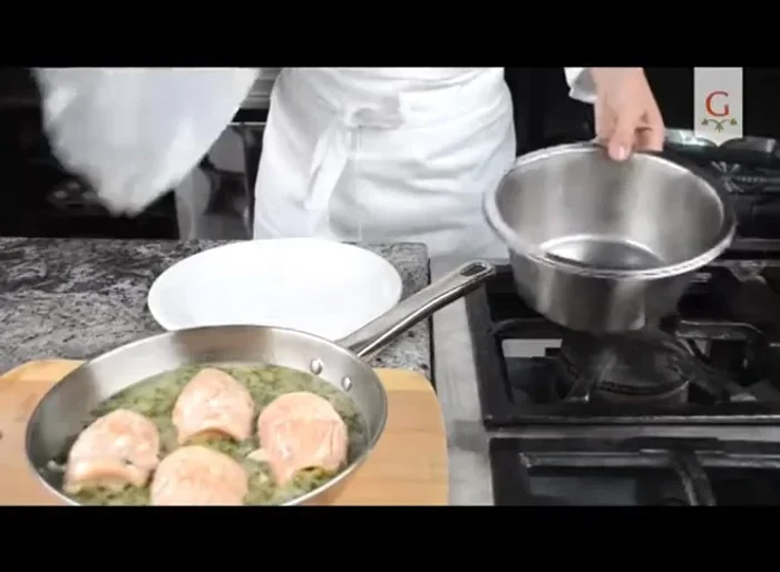Sacar del horno cuando el pescado adquiera un color claro y una consistencia suave (unos 10 minutos). Trasladar el pescado a un plato y cubrirlo con papel. Reservar mientras se prepara la salsa.