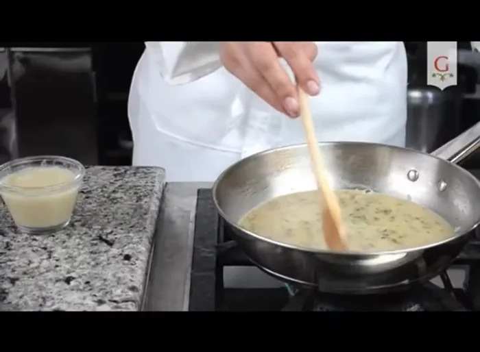 Preparación de la salsa: Reducir el líquido que quedó en la cacerola a dos tercios. Agregar el fondo de pescado y cocer durante un par de minutos. Agregar la crema de leche y espesar hasta que la salsa adquiera el punto. Probar y rectificar sazón. Agregar unas gotas de jugo de limón. Colar la salsa en un colador chino y reservar.