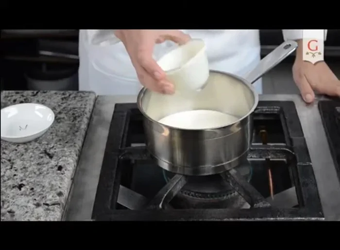 Preparación de la farsa: En una cacerola, colocar la crema y el azafrán. Llevar a hervor a fuego medio y apagar el fuego. Dejar infusionar por un minuto. Vaciar en un recipiente y dejar enfriar.